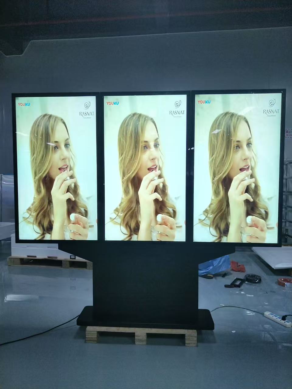 4k 49 55 65 75 hazbeteko pantaila hirukoitza Kanpoko publizitate komertziala Bideo erreproduzitzailea IP66 iragazgaitza